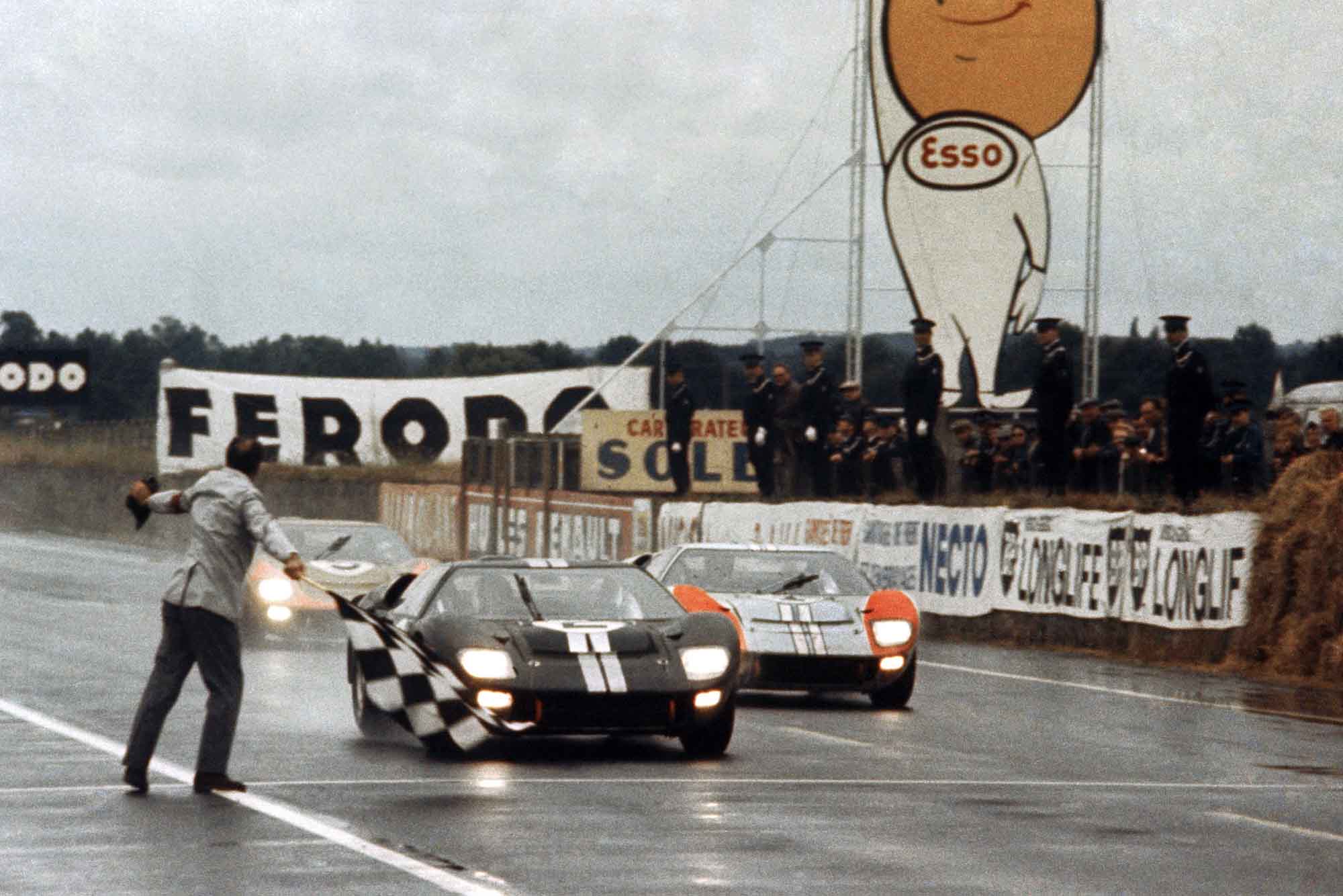 - John Wickham, dono da equipe da Bentley que venceu a corrida de Le Mans, faleceu aos 73 anos.
