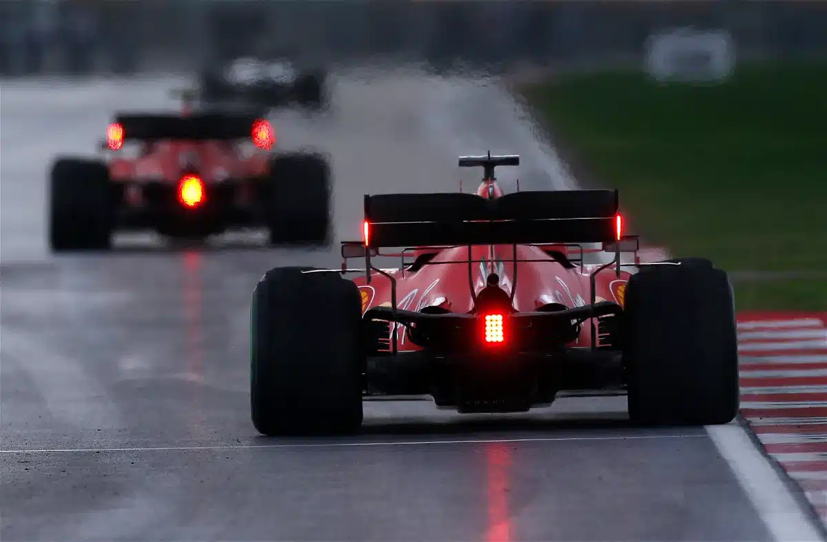 - O que significa a luz vermelha piscando na traseira de um carro de Fórmula 1?
