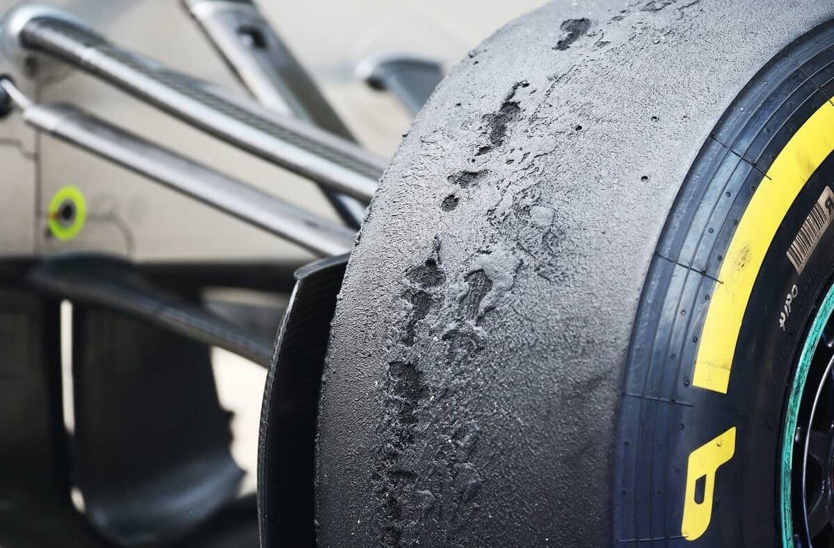 - O que é a granulação dos pneus na F1?