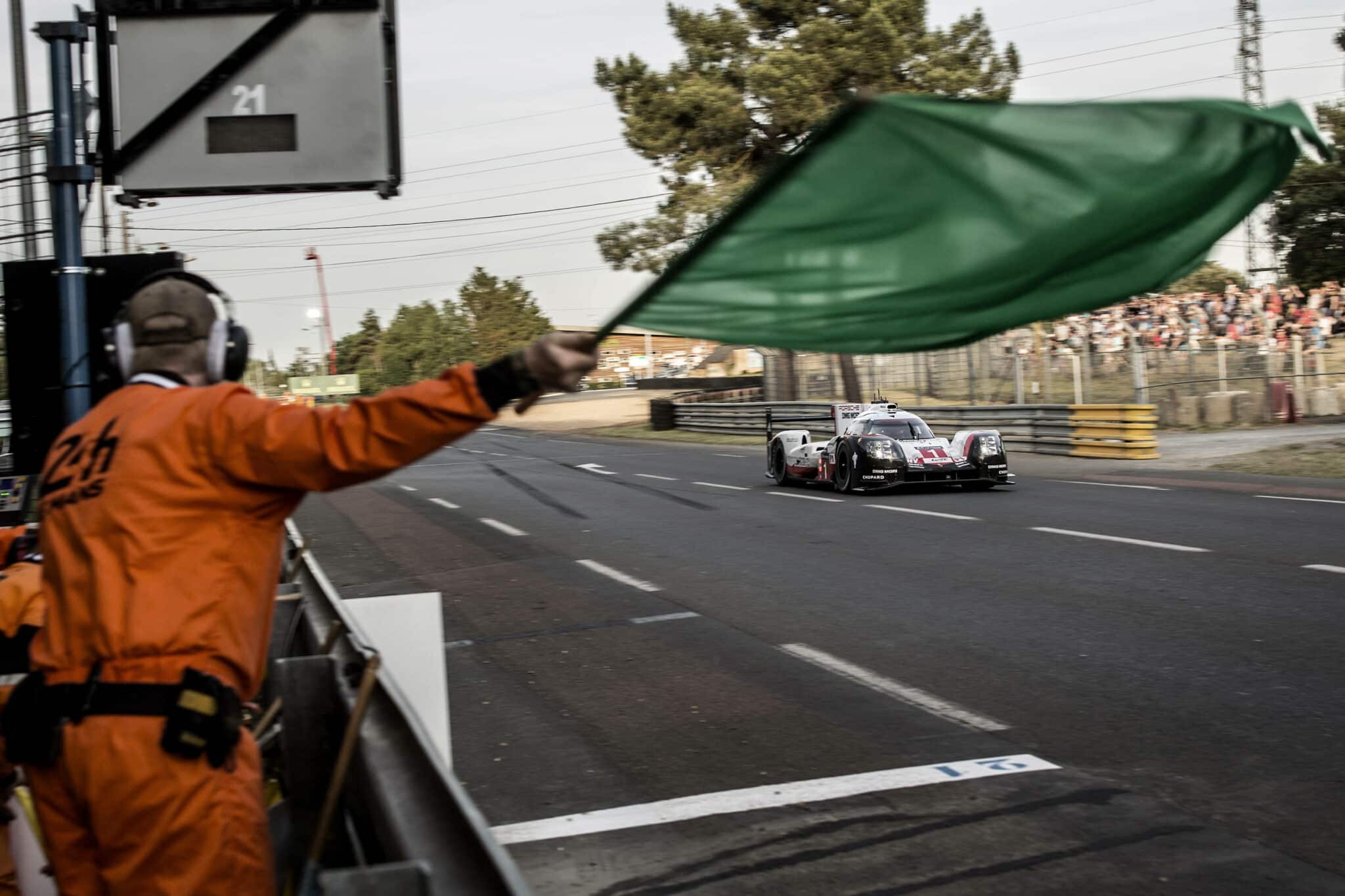 - Bandeira verde na F1 Racing: um sinal para os pilotos retomarem as corridas.