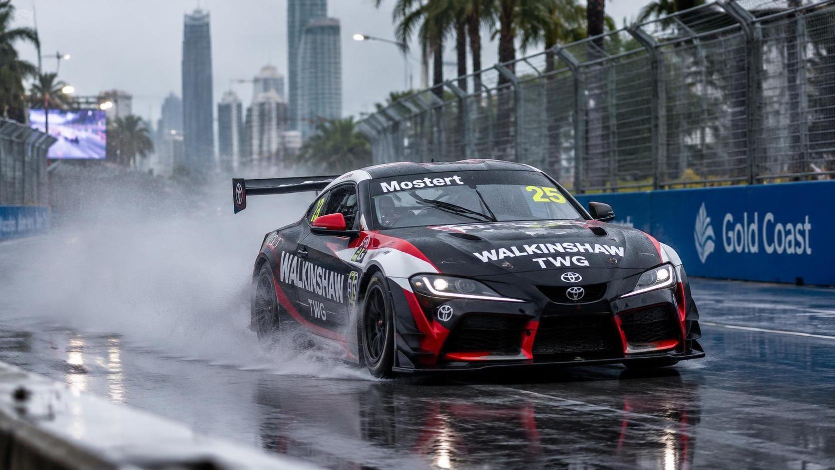 chaz mostert ha padroneggiato le strade inzuppate di pioggia della gold coast, guidando una emozionante gara di supercars per walkinshaw toyota.