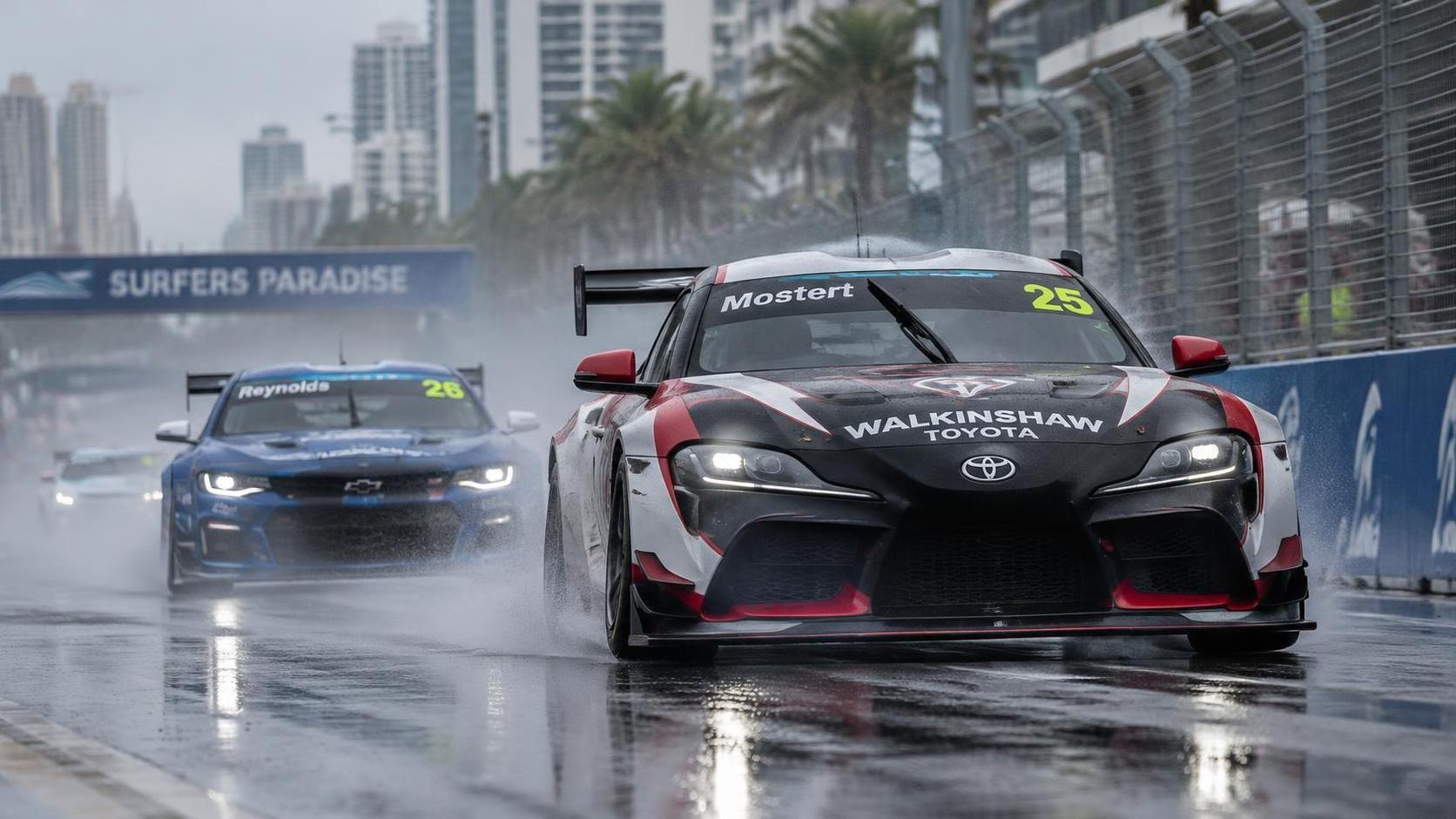 chaz mostert ha dominato una gara di supercars inzuppata di pioggia alla gold coast, offrendo una prestazione convincente per walkinshaw toyota in condizioni difficili.